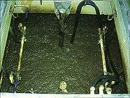 汚泥は第１反応槽で生物処理を行います。